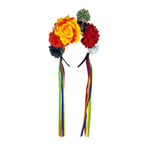 Détail des fleurs en soie et du crâne sur un serre-tête de la Fête des Morts avec rubans
