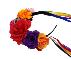 Vue détaillée d'un serre-tête floral d'Halloween avec roses, crâne et rubans arc-en-ciel