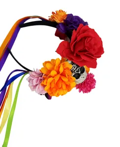 Détail d'un serre-tête floral d'Halloween avec un crâne et des rubans arc-en-ciel