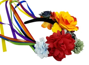 Vue détaillée d'un serre-tête floral d'Halloween avec crâne et rubans arc-en-ciel
