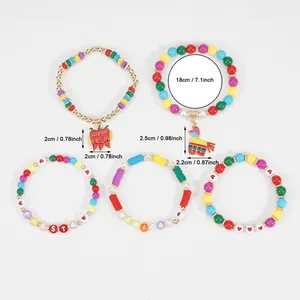 Set mit fünf bunten Cinco de Mayo Perlenarmbändern mit Chili- und Piñata-Anhängern.