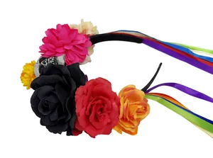 Détail du serre-tête floral d'Halloween avec crâne et longs rubans multicolores.