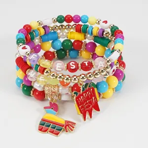 Detailansicht bunter Cinco de Mayo Perlenarmbänder mit Fiesta-Schriftzug und Paprika-Anhängern