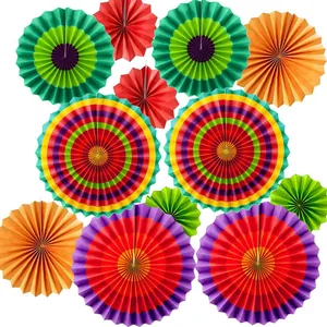 Decorazioni colorate per feste Cinco de Mayo con ventagli di carta per celebrazioni