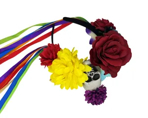 Gros plan du serre-tête floral d'Halloween avec crâne et rubans arc-en-ciel colorés