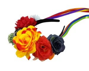 Détail du serre-tête à fleurs mexicain Jour des Morts avec crâne et rubans arc-en-ciel