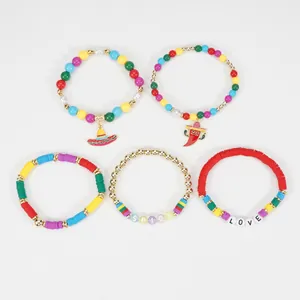 Set mit fünf Cinco de Mayo Perlenarmbändern mit Chili- und Sombrero-Anhängern, bunt