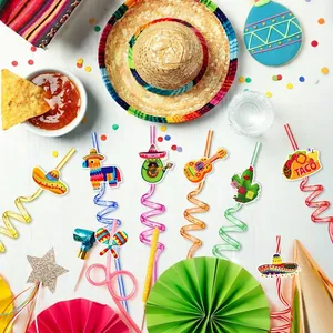 Detailansicht bunter mexikanischer Party-Strohhalme mit Sombrero- und Taco-Designs.