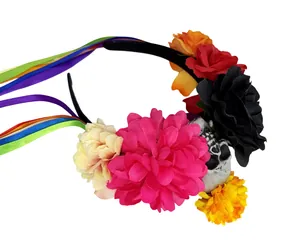 Vue détaillée d'un serre-tête floral d'Halloween avec crâne et rubans arc-en-ciel