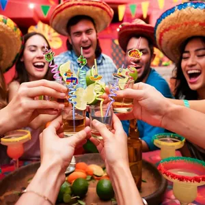 Festlicher Gruppen-Toast mit mexikanischen Spiral-Strohhalmen in Party-Atmosphäre.
