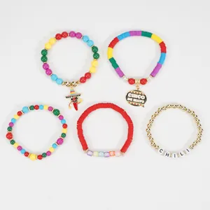 Detailansicht von festlichen bunten Perlenarmbändern für Cinco de Mayo mit Anhängern