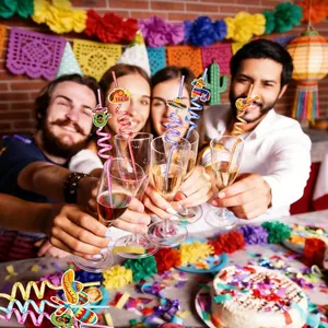 Fröhliche Partyszene mit bunten mexikanischen Spiralstrohhalmen für Cinco de Mayo