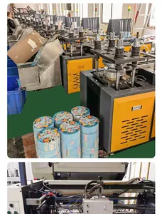 Vista de la fabricación industrial de platos de papel desechables para fiestas en fábrica