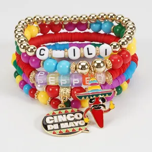 Nahaufnahme von Cinco de Mayo Perlenarmbändern mit Chili- und Festtagsanhängern