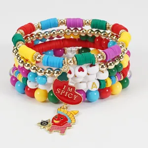 Nahaufnahme von Cinco de Mayo Perlenarmbändern mit einem roten Chili-Anhänger-Detail