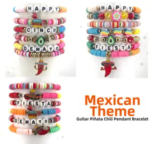 Detail van Mexicaanse armbanden van gekleurde kleikralen met chili- en piñata-bedeltjes