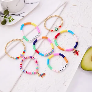 Détail de bracelets de fête mexicaine avec piments, pinatas et perles d'argile colorées
