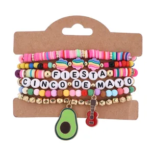 Detaillierte Nahaufnahme des mehrlagigen Cinco de Mayo Perlenarmband-Sets mit Anhängern