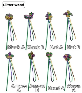 Mardi Gras Pailletten-Handstäbe in verschiedenen Formen mit bunten Quasten in Lila, Grün und Gold.