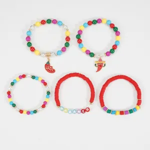 Detailansicht des Cinco de Mayo Perlenarmband-Sets mit bunten Perlen und Chili-Anhängern