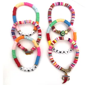 Dettaglio dei braccialetti di perline Cinco de Mayo con ciondoli a peperoncino e piñata
