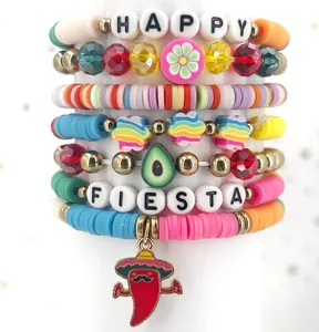 Dettaglio di braccialetti colorati a tema Fiesta messicana con ciondolo a peperoncino