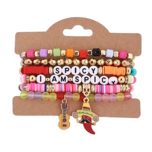 Detailansicht des Cinco de Mayo Armband-Sets mit Chili- und Gitarrenanhängern auf Karte