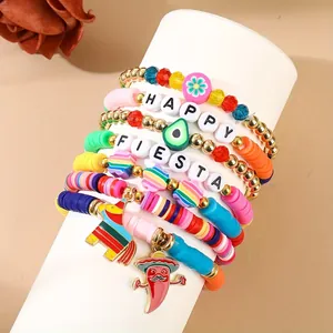 Dettaglio di braccialetti messicani colorati in argilla polimerica con perline Happy Fiesta