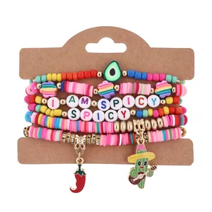 Nahaufnahme des Cinco de Mayo Armband-Sets mit bunten Perlen und Chili-Anhänger