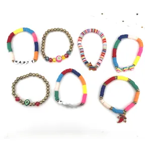 Detailweergave van kleurrijke Mexicaanse Fiesta-armbanden met chili- en piñata-bedels