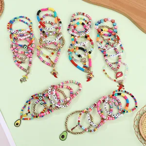Detailansicht der Cinco de Mayo Armbänder mit bunten Chili- und Avocado-Anhängern