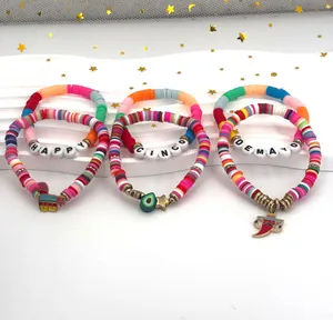 Dettaglio ravvicinato dei braccialetti Cinco de Mayo con ciondoli festivi a tema messicano.