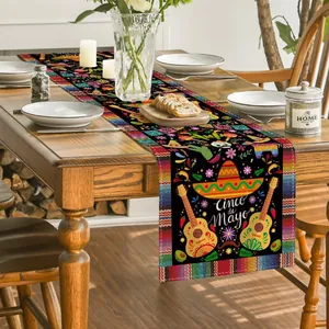 Chemin de table Cinco de Mayo avec motifs mexicains de guitare et sombrero sur table
