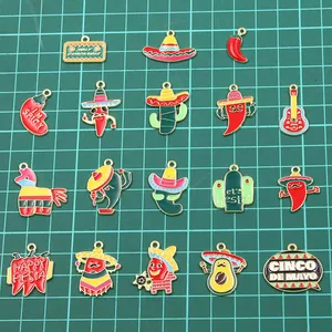 Set completo di 19 ciondoli smaltati a tema messicano con peperoncino, cactus e altro