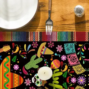 Détail du chemin de table mexicain avec motifs de cactus et de piment pour décoration