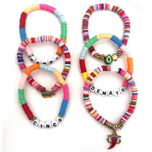 Set di braccialetti colorati in perline heishi a tema Cinco de Mayo con ciondoli