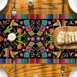 Détail d'un chemin de table mexicain avec motif fiesta sur une table en bois