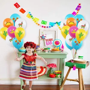 Petite fille célébrant avec des ballons mexicains colorés et des bannières de fête festives