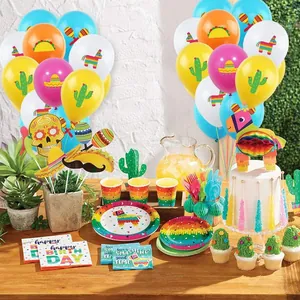 Vista dettagliata del set di decorazioni per feste messicane con palloncini e piatti
