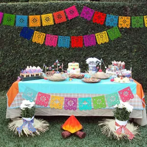 Bannières mexicaines colorées en feutre pour la fête du Jour des Morts en plein air