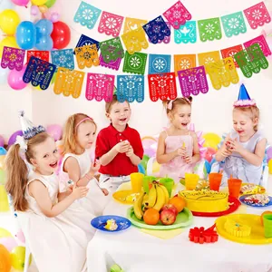 Guirlande Papel Picado colorée en feutre pour décoration de fête mexicaine enfantine.