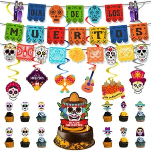 Dettaglio del set decorazioni festa Dia de Muertos con striscioni di teschi