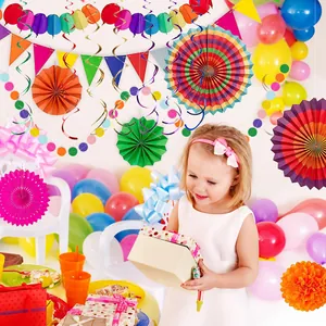 Detailansicht lebhafter mexikanischer Fiesta-Partydekorationen mit bunten Papierfächern