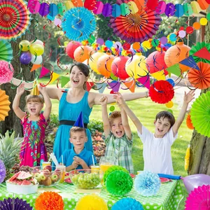 Farbenfrohes Set mexikanischer Fiesta-Partydekorationen bei einer fröhlichen Familienfeier im Freien.