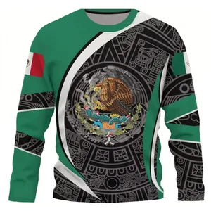 Detailansicht des mexikanischen Wappens und der Aztekenmuster auf einem Langarm-T-Shirt