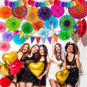 Festliche mexikanische Partydeko mit bunten Papierfächern und Pompons im Einsatz.