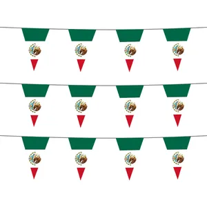 Vue détaillée des guirlandes de drapeaux nationaux mexicains pour les décorations de fête