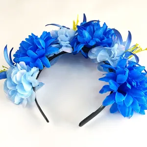 Gros plan de soucis artificiels bleu vif et bleu clair sur un serre-tête de fête