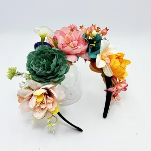 Detailansicht eines Blumen-Haarbands im Waldstil mit bunten Kunstblumen