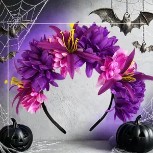 Détail montrant les fleurs de souci violettes et roses sur un serre-tête d'Halloween